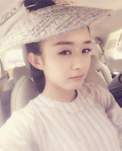 看看女星們花式戴草帽的帽子戲法！